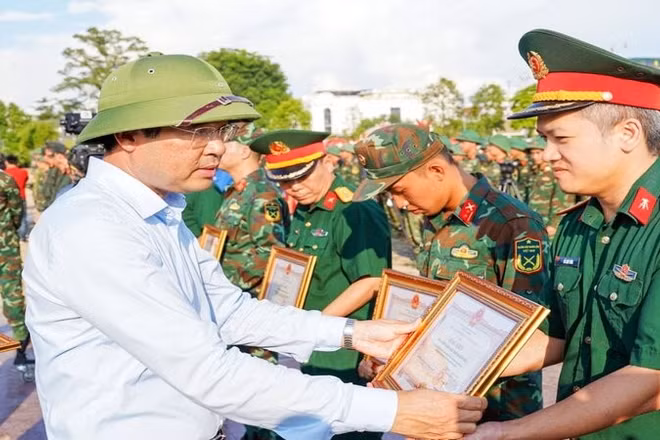 Bí thư Tỉnh ủy Thái Nguyên Trịnh Xuân Trường tặng Bằng khen cho các lực lượng cứu hộ, cứu nạn trong lũ lụt.