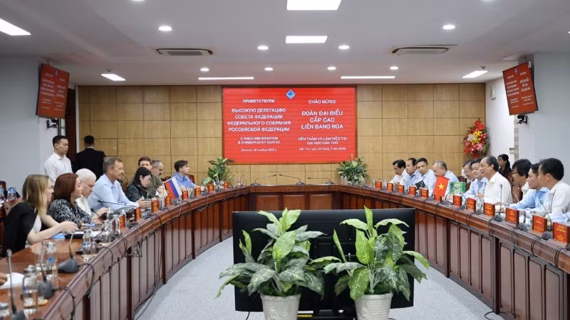 Quang cảnh buổi làm việc.
