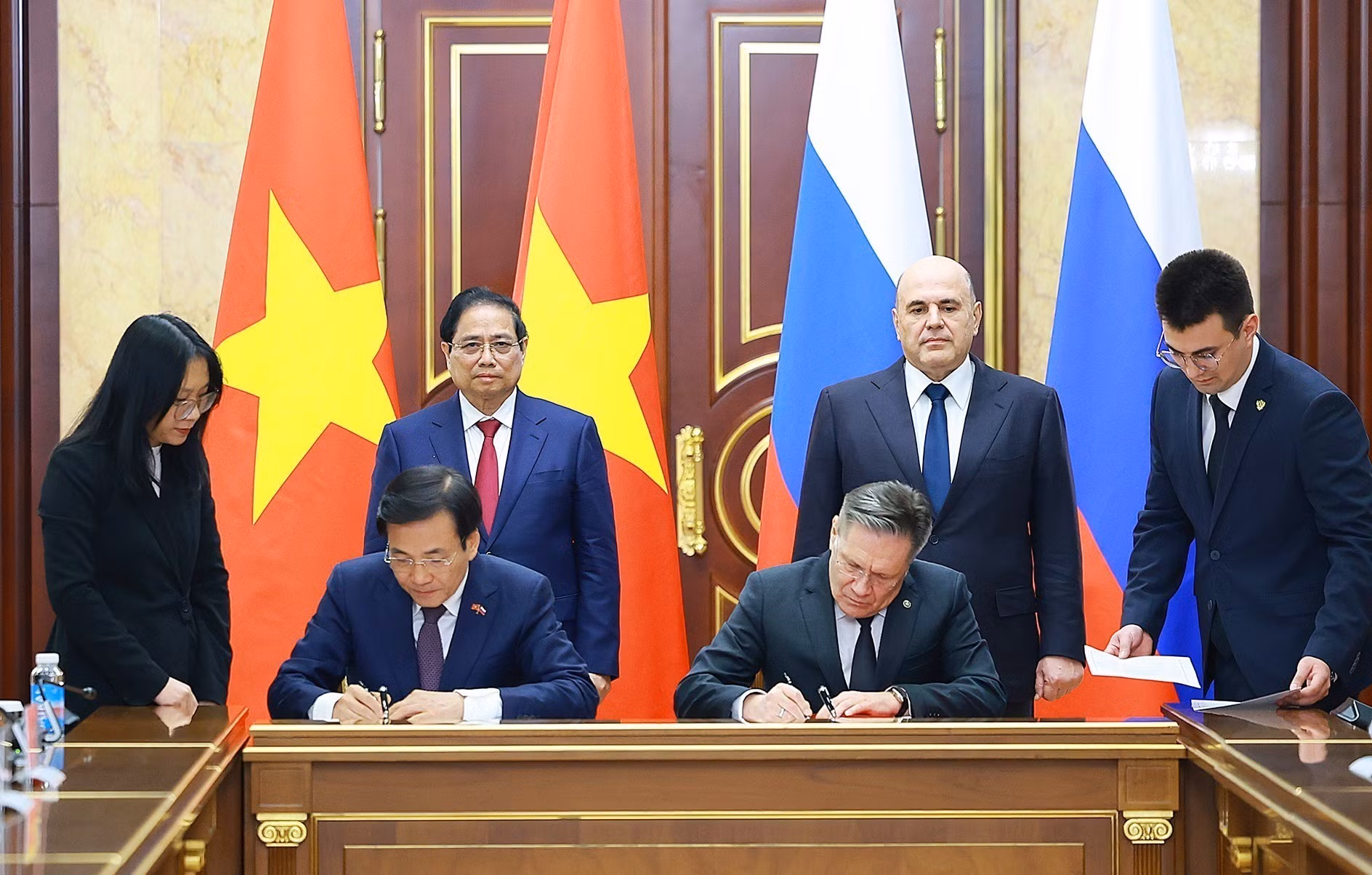 vna-potal-thu-tuong-hoi-dam-voi-thu-tuong-lien-bang-nga-8658382.jpg