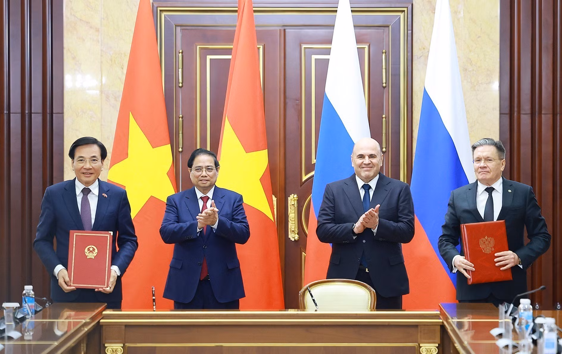 vna-potal-hai-thu-tuong-viet-nam-va-nga-chung-kien-le-ky-ket-hiep-dinh-ve-hop-tac-xay-dung-nha-may-dien-hat-nhan-8658380.jpg