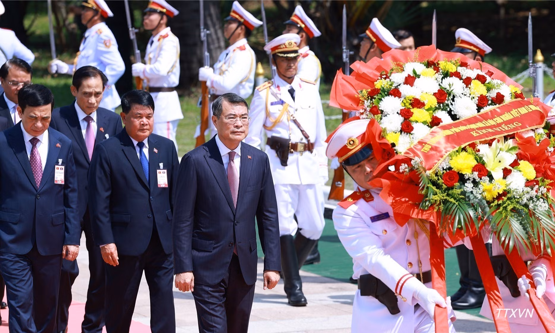 Thủ tướng Lê Minh Hưng và Đoàn đại biểu cấp cao Việt Nam đến đặt vòng hoa tưởng niệm tại Đài liệt sĩ vô danh Lào. (Ảnh: TTXVN) vna-potal-thu-tuong-le-minh-hung-dat-vong-hoa-tai-dai-liet-sy-vo-danh-lao-5457.jpg