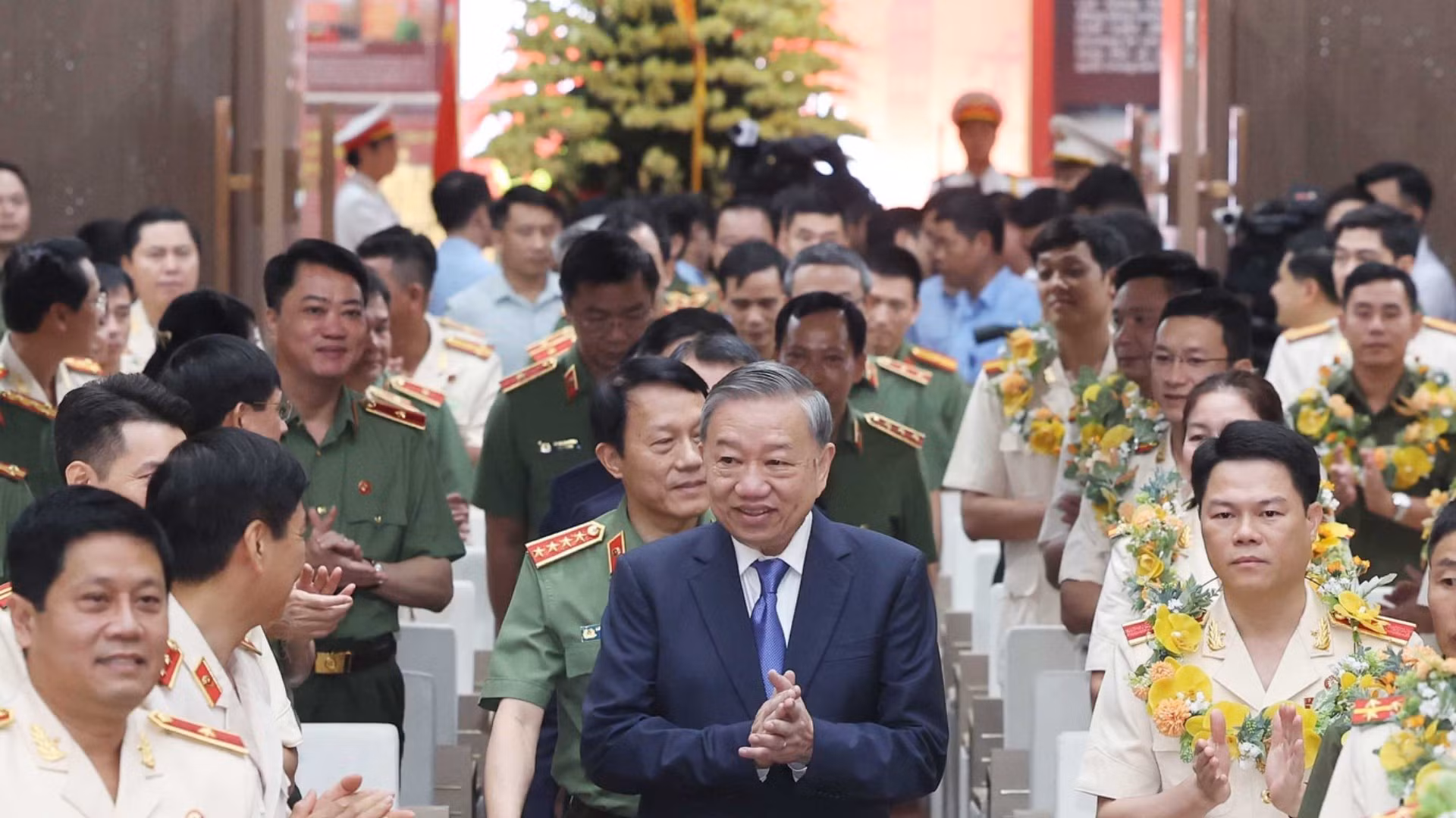 vna-potal-tong-bi-thu-to-lam-gap-mat-cac-dien-hinh-tien-tien-du-dai-hoi-thi-dua22-vi-an-ninh-to-quoc22-lan-thu-ix-8188682-9236.jpg
