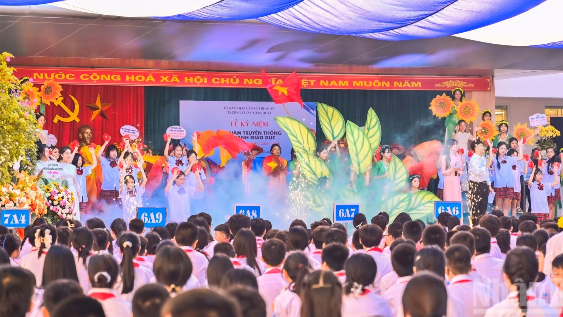 Tiết mục văn nghệ chào mừng năm học mới tại Trường trung học cơ sở Cao Bá Quát.