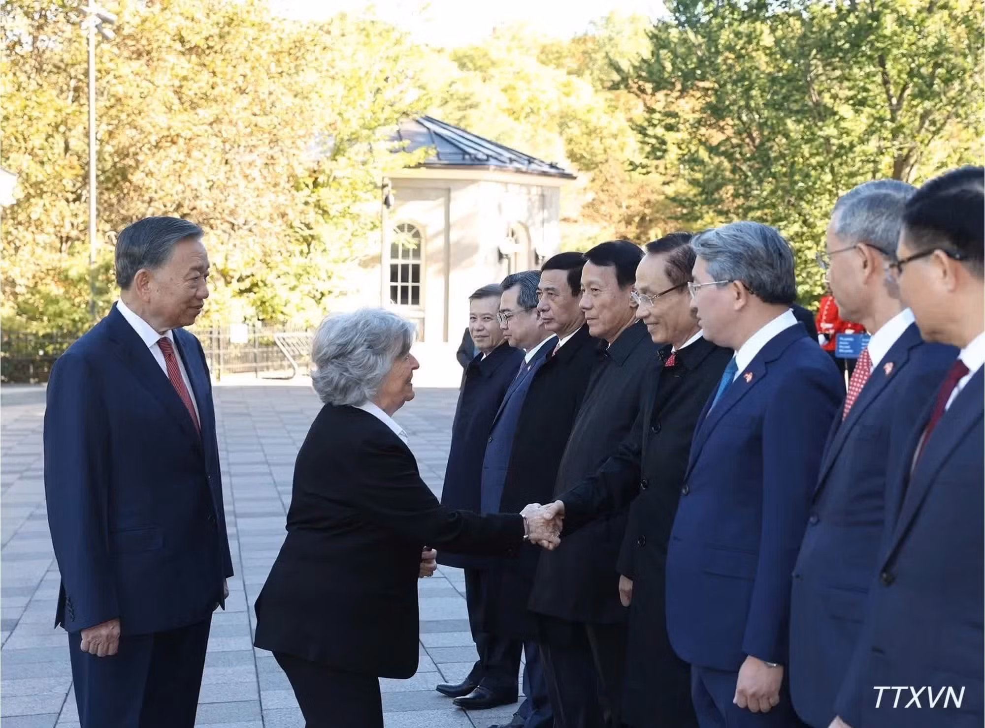 vna-potal-le-don-tong-bi-thu-chu-tich-nuoc-to-lam-tham-cap-nha-nuoc-toi-canada.jpg