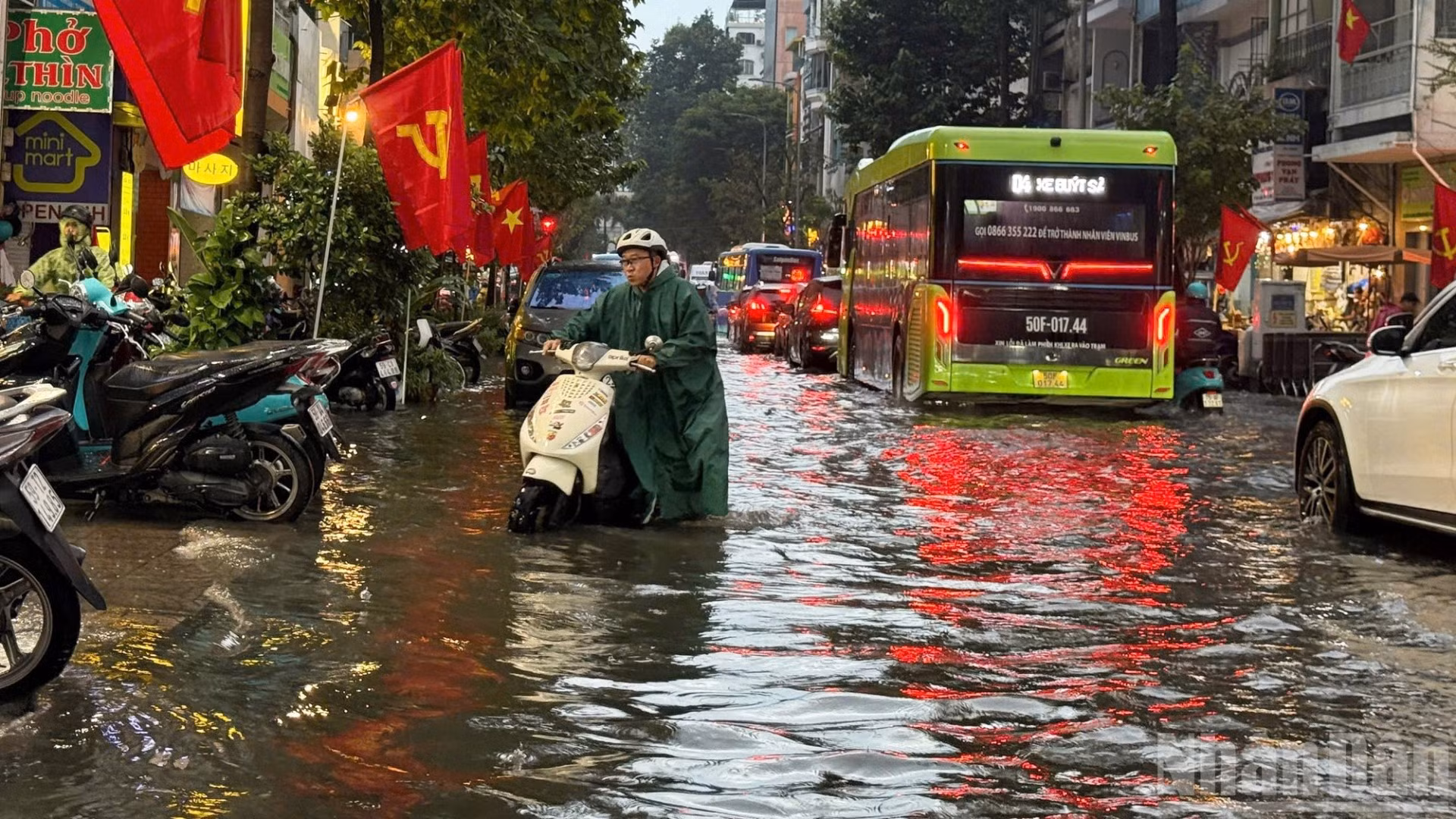 Mưa lớn cùng lúc với triều cường dâng cao nhiều khu vực ở Thành phố Hồ Chí Minh khiến người dân di chuyển khó khăn.