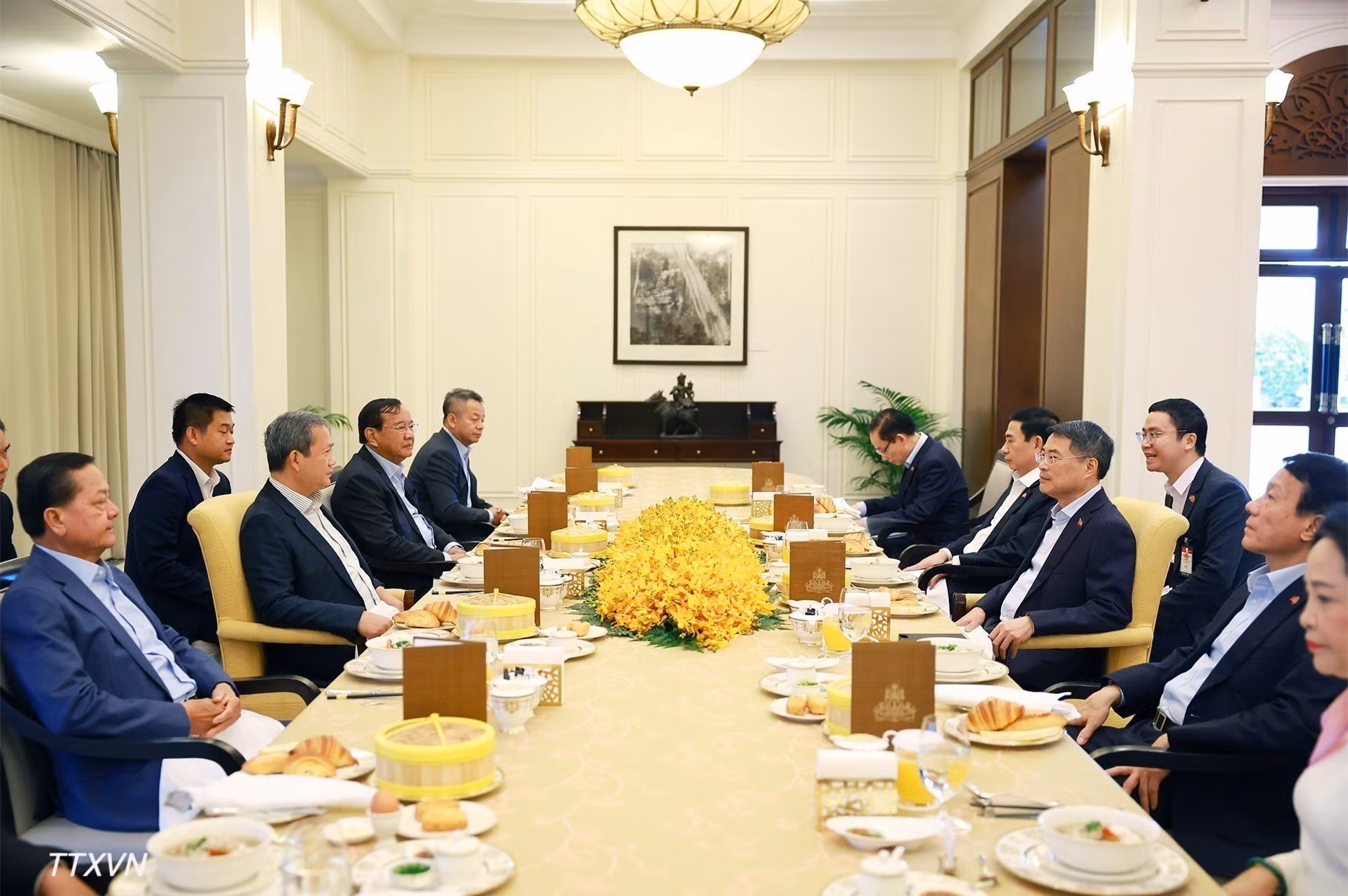 vna-potal-thu-tuong-le-minh-hung-va-thu-tuong-campuchia-hun-manet-lam-viec-4985.jpg