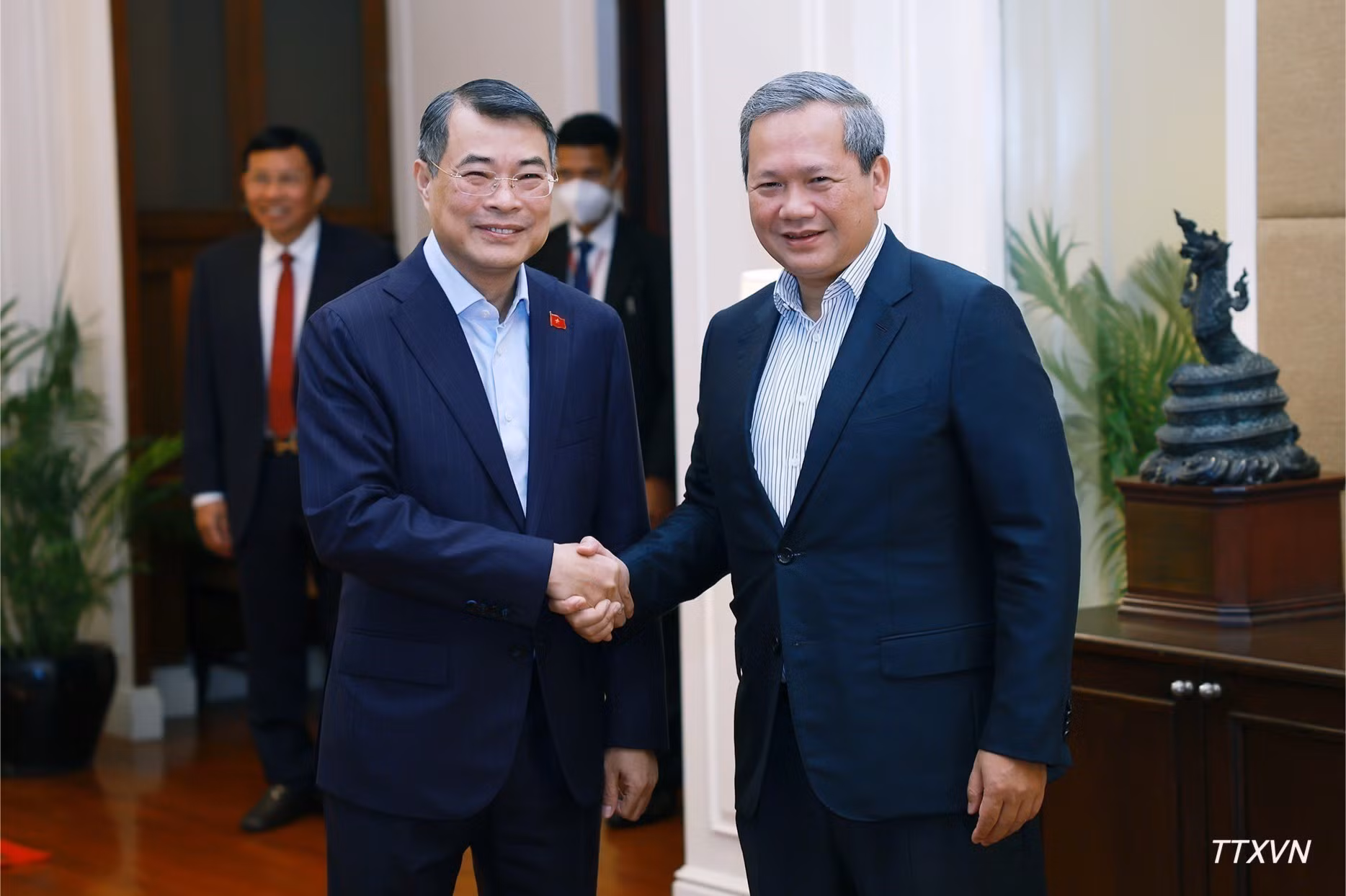 Thủ tướng Lê Minh Hưng và Thủ tướng Campuchia Hun Manet. (Ảnh: TTXVN)