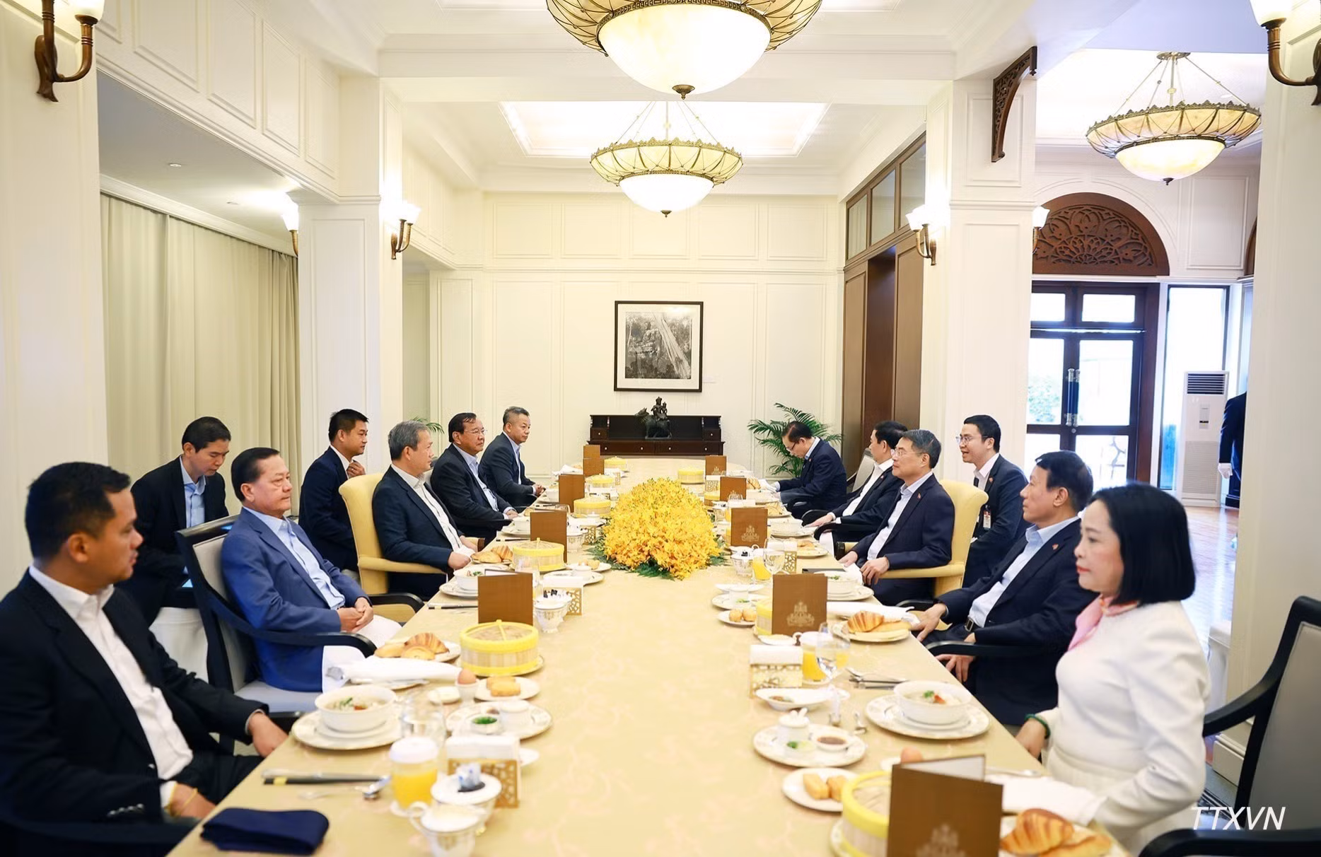 vna-potal-thu-tuong-le-minh-hung-va-thu-tuong-campuchia-hun-manet-lam-viec-5043.jpg