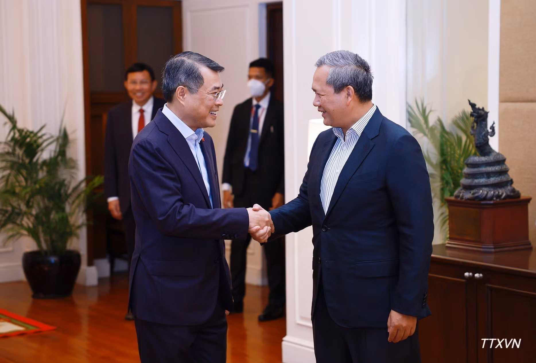 vna-potal-thu-tuong-le-minh-hung-va-thu-tuong-campuchia-hun-manet-lam-viec-5401.jpg