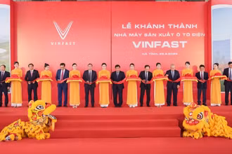 Các đại biểu thực hiện nghi thức cắt băng khánh thành nhà máy.