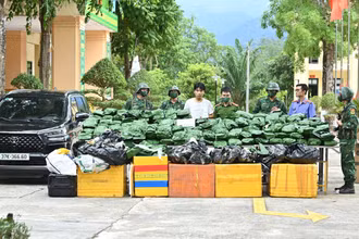 Đối tượng Phạm Ngọc Duy và tang vật vụ án.