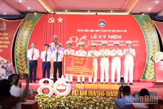 Các đồng chí lãnh đạo tỉnh Hà Tĩnh trao tặng lực lượng Công an Hà Tĩnh bức trướng với nội dung "Công an Hà Tĩnh mưu trí, dũng cảm, vì nước quên thân, vì dân phục vụ”.