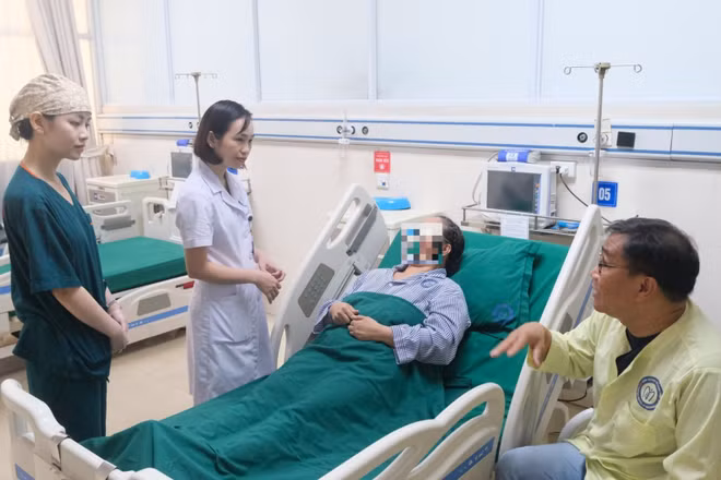 Bệnh nhân được chăm sóc y tế sau phẫu thuật. (Ảnh: BVCC)