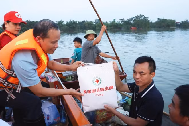 Hội Chữ thập đỏ tỉnh Bắc Ninh tổ chức các đoàn công tác đến thăm hỏi, tặng quà cho người dân tại các xã Tiên Lục, Mỹ Thái và Ngọc Thiện.