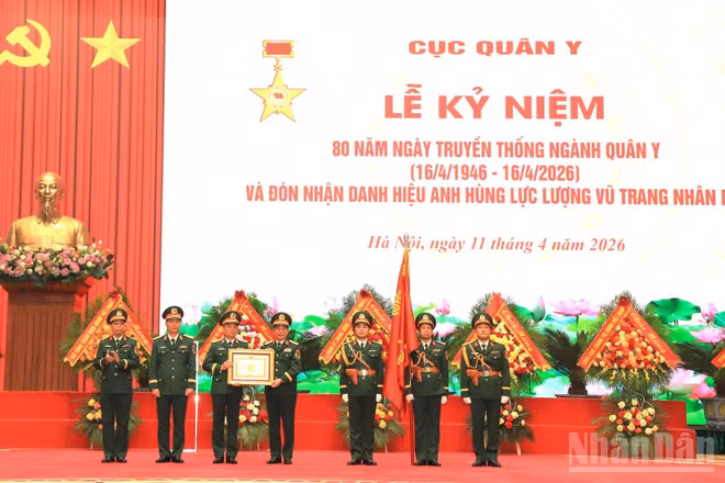 Đại tướng Phan Văn Giang, Ủy viên Bộ Chính trị, Phó Bí thư Quân ủy Trung ương, Phó Thủ tướng Chính phủ, Bộ trưởng Quốc phòng trao Danh hiệu Anh hùng Lực lượng vũ trang nhân dân tặng Cục Quân y.