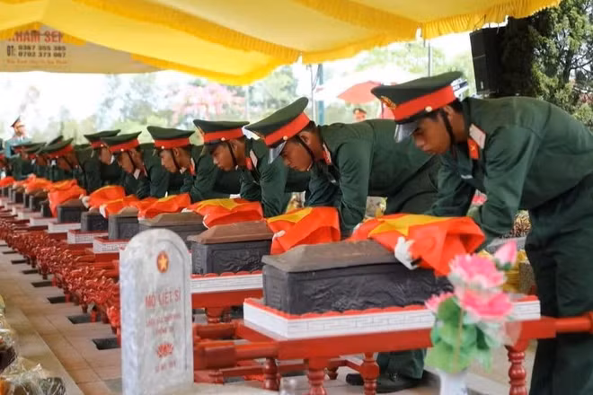 Lễ viếng, truy điệu và an táng 13 hài cốt liệt sĩ được tìm thấy tại khu vực Câu Nhi, xã Nam Hải Lăng (Quảng Trị). (Ảnh: HIẾU MINH)