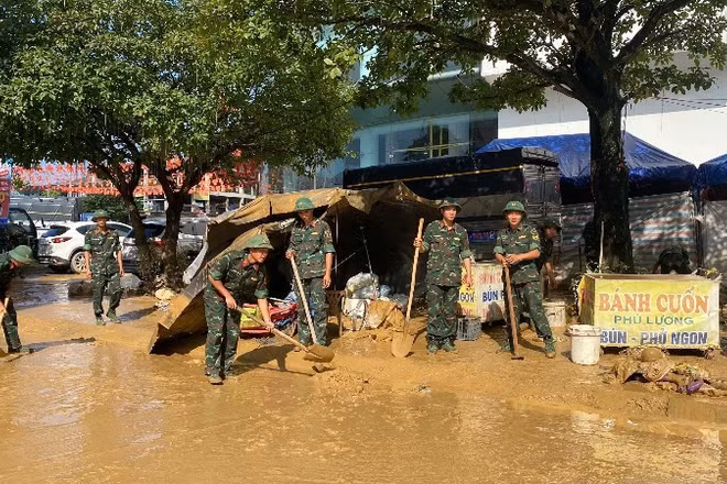 Lực lượng quân đội dọn dẹp vệ sinh, khắc phục hậu quả lũ lụt tại phường Phan Đình Phùng, tỉnh Thái Nguyên. (Ảnh: NÔNG VUI)