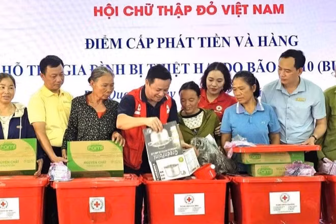 Đoàn công tác Trung ương Hội Chữ thập đỏ Việt Nam trao tiền và hàng cứu trợ cho các hộ gia đình bị thiệt hại do bão số 10 tại xã Đức Quang, tỉnh Hà Tĩnh.