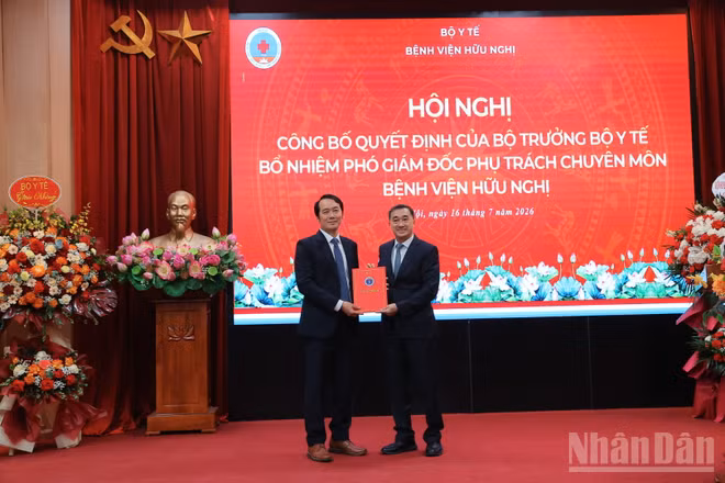 Thứ trưởng Y tế Trần Văn Thuấn trao quyết định bổ nhiệm Phó Giám đốc phụ trách chuyên môn Bệnh viện Hữu Nghị đối với Bác sĩ chuyên khoa II, Bác sĩ cao cấp hạng I Trần Đăng Khoa. 
