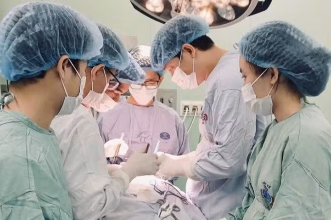 Bác sĩ Bệnh viện K phẫu thuật cho bệnh nhân. (Ảnh minh họa)