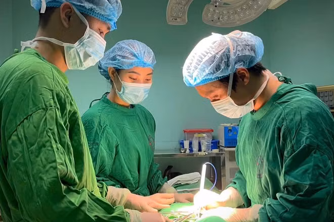 Ê-kíp các bác sĩ Bệnh viện Nội tiết Trung ương thực hiện phẫu thuật cho bệnh nhân. (Ảnh: THÚY QUỲNH)