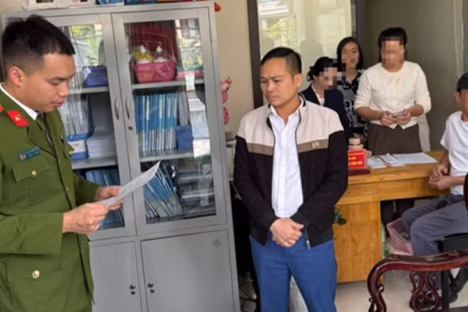 Công an tỉnh Quảng Ninh thực hiện quy trình tố tụng đối với Nguyễn Văn Hải, Giám đốc Trung tâm công tác xã hội Hải Hà. (Ảnh: Công an tỉnh Quảng Ninh)