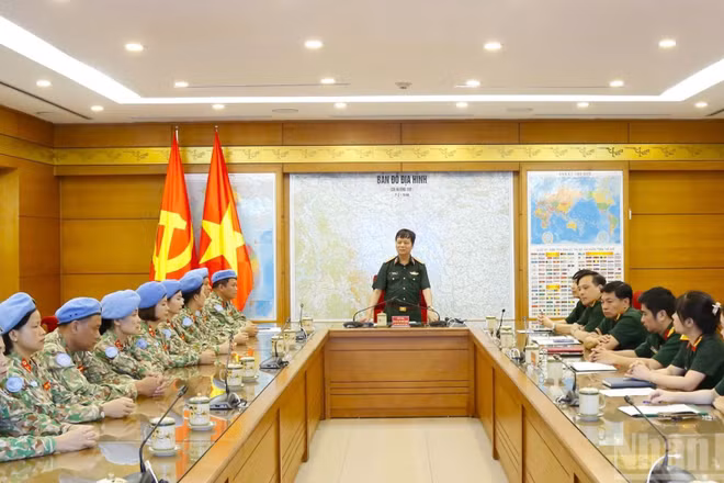 Thiếu tướng, Phó Giáo sư, Tiến sĩ Vũ Nhất Định, Phó Giám đốc Học viện Quân y phát biểu khai mạc khóa huấn luyện.