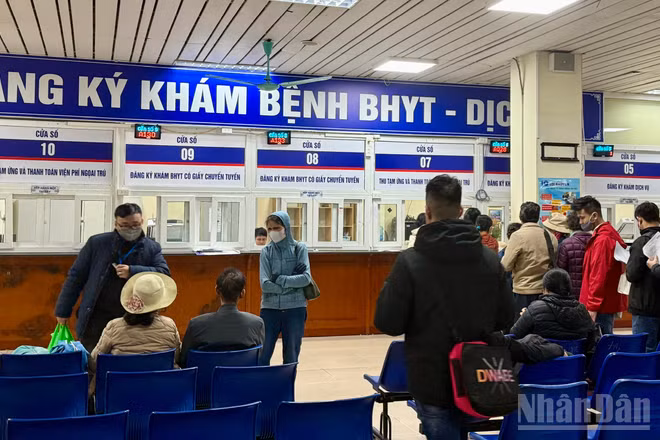 Người dân đăng ký khám, chữa bệnh bảo hiểm y tế tại Bệnh viện.