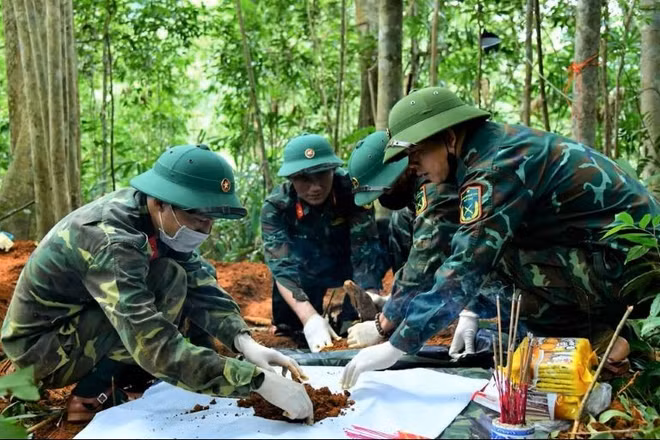 Đội quy tập hài cốt liệt sĩ Đoàn Kinh tế-Quốc phòng 337 (Quân khu 4) phát hiện, cất bốc hài cốt liệt sĩ.