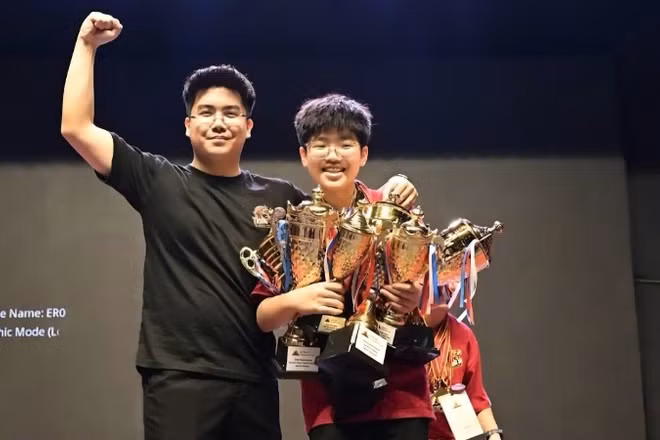 Huấn luyện viên Ngũ Tô Duy chụp với thí sinh Phạm Trường Giang xuất sắc đọat Cúp Jac Khor 2 mùa liên tiếp năm 2025-2026.