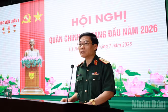 Trung tướng, Giáo sư, Tiến sĩ Trần Viết Tiến, Phó Bí thư Đảng ủy, Giám đốc Học viện Quân y chủ trì hội nghị.