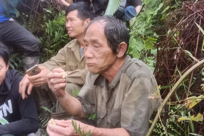 Ông Triệu Chàn Tá khi được tìm thấy trên rừng trong tình trạng sức khỏe bình thường. 