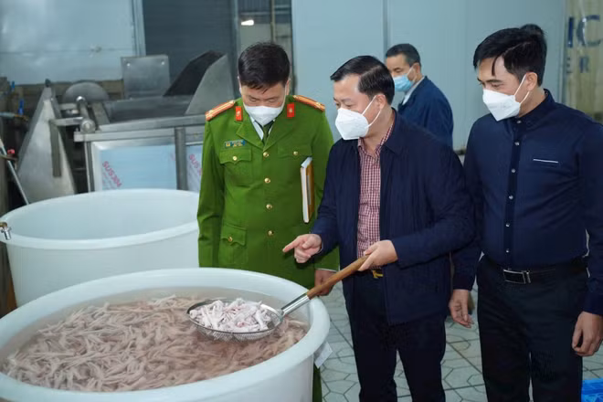 Đoàn kiểm tra liên ngành an toàn thực phẩm của thành phố Hà Nội kiểm tra điều kiện thực tế tại một công ty sản xuất chế biến thực phẩm đóng trên địa bàn Hà Nội. (Ảnh: THU TRANG)