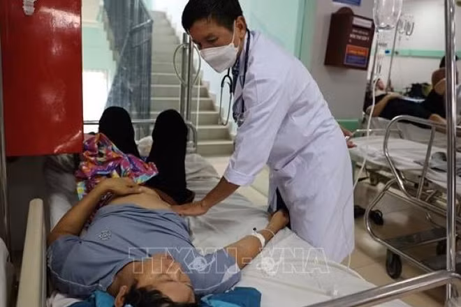 Bác sĩ Khoa Truyền nhiễm, Bệnh viện đa khoa Bà Rịa thăm khám cho bệnh nhân ngộ độc thực phẩm nghi do ăn bánh mì tại tiệm Ngọc Hà, phường Phú Mỹ. (Ảnh: TTXVN)