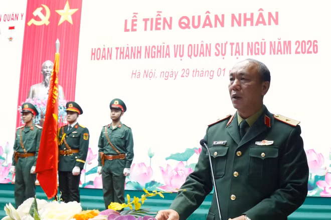 Thiếu tướng Phạm Đức Tiếp, Phó Giám đốc Học viện Quân y phát biểu tại buổi lễ.