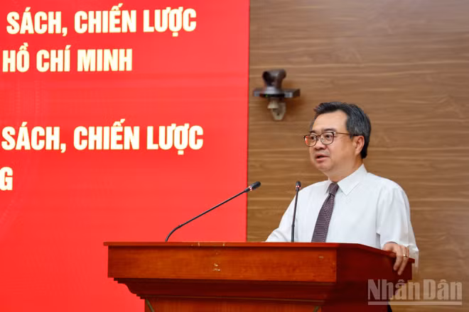 Đồng chí Nguyễn Thanh Nghị, Ủy viên Bộ Chính trị, Bí thư Trung ương Đảng, Trưởng Ban Chính sách, chiến lược Trung ương phát biểu tại lễ ký kết chương trình phối hợp công tác. (Ảnh: VĂN TOÁN)