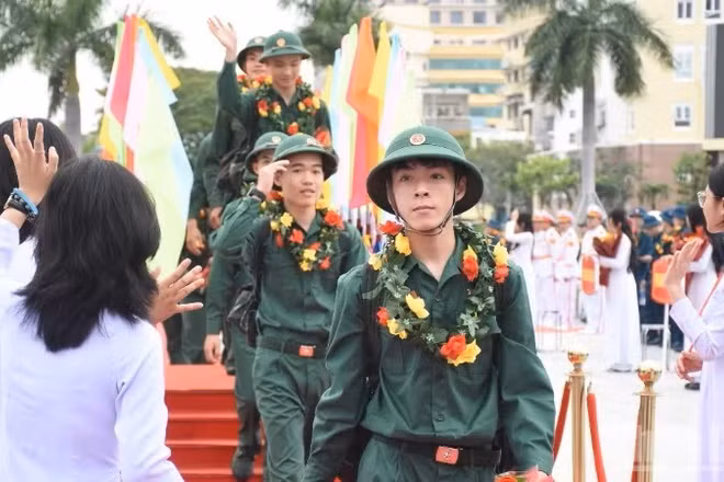Các tân binh Đà Nẵng vững vàng lên đường nhập ngũ. (Ảnh minh họa)