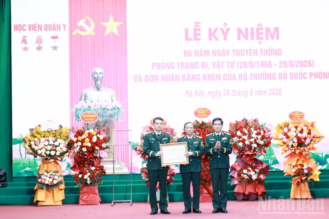 Trung tướng, Giáo sư, Tiến sĩ Trần Viết Tiến, Phó Bí thư Đảng ủy, Giám đốc Học viện Quân y trao Bằng khen của Bộ trưởng Quốc phòng tặng Phòng Trang bị, Vật tư. (Ảnh: TUẤN DŨNG)