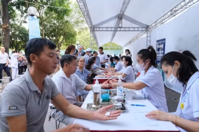 Khám tầm soát, lấy máu xét nghiệm tiểu đường cho người dân. (Ảnh: Bệnh viện Nội tiết Trung ương)