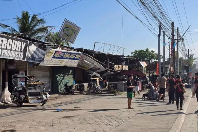 Nhiều cửa hàng bị hư hại sau động đất ở thành phố General Santos, Philippines ngày 8/6/2026. (Ảnh: THX/TTXVN)