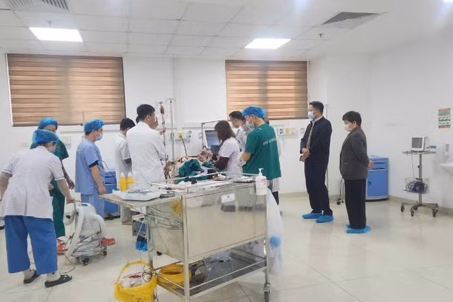Lãnh đạo phường Hà Đông đến Bệnh viện đa khoa Hà Đồng thăm hỏi, động viên người bị nạn trong vụ cháy. (Ảnh: Phường Hà Đông)
