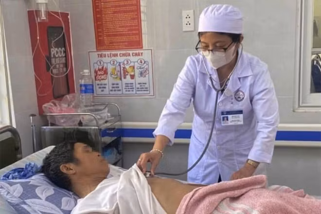 Một bệnh nhân ngộ độc sau khi ăn ve sầu, điều trị tại Bệnh viện đa khoa khu vực Hướng Hóa. (Ảnh: MINH ANH)