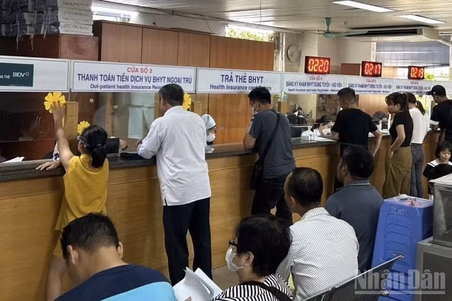 Người dân đăng ký khám, chữa bệnh bảo hiểm y tế tại bệnh viện. (Ảnh: ĐỖ THOA)