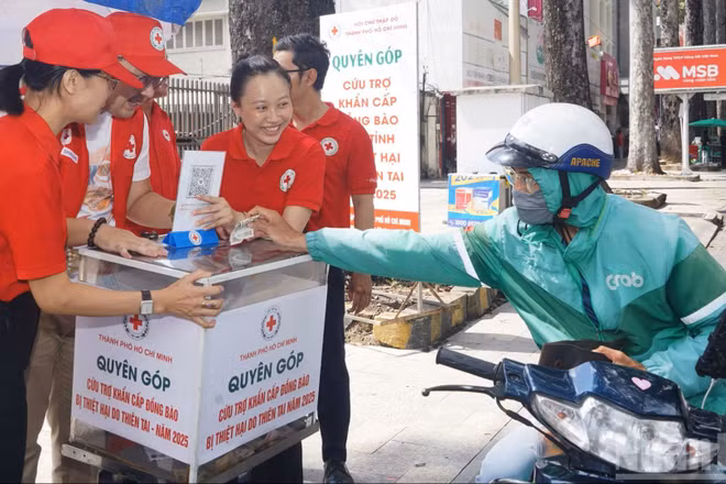 Người dân phát huy truyền thống ''lá lành đùm lá rách, thương người như thể thương thân" sau lễ phát động Hội chữ thập đỏ Thành phố Hồ Chí Minh kêu gọi các tổ chức, doanh nghiệp và từng tấm lòng nhân ái cùng chung tay chia sẻ với đồng bào bị thiệt hại do thiên tai.