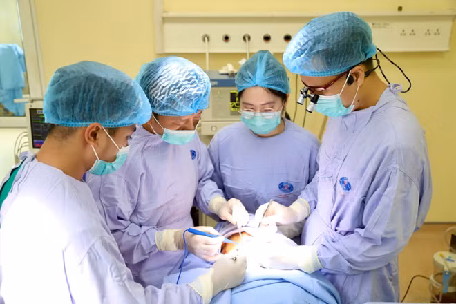 Ê-kíp bác sĩ Bệnh viện K thực hiện ca phẫu thuật cho bệnh nhân.