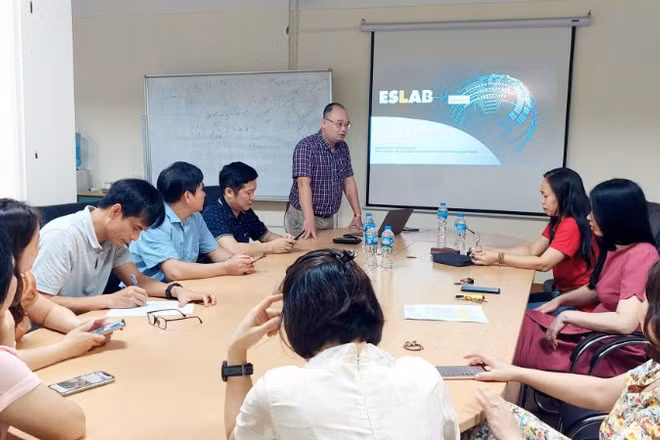 Tiến sĩ Phạm Ngọc Minh, Phó trưởng phòng Kỹ thuật điều khiển và Tự động hóa cùng nhóm tác giả triển khai nhiệm vụ nghiên cứu ứng dụng AI đa phương thức trong phát hiện thông tin sai lệch và phân tích mạng xã hội. (Ảnh: TL)