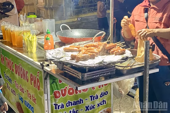 Thức ăn đường phố tiềm ẩn nguy cơ mất an toàn thực phẩm. (Ảnh minh họa: ĐỖ THOA)