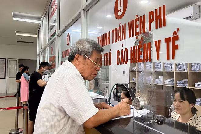 Người dân làm thủ tục khám, chữa bệnh bảo hiểm y tế tại Bệnh viện đa khoa Đông Anh (Hà Nội). (Ảnh: LAN VŨ)