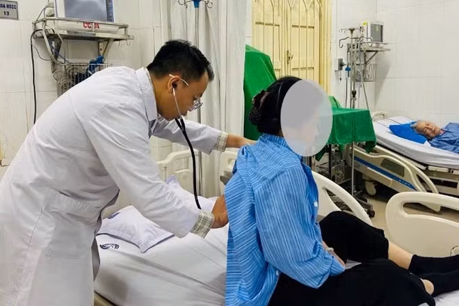 Bác sĩ Bệnh viện Nội tiết Trung ương thăm khám và điều trị cho bệnh nhân.