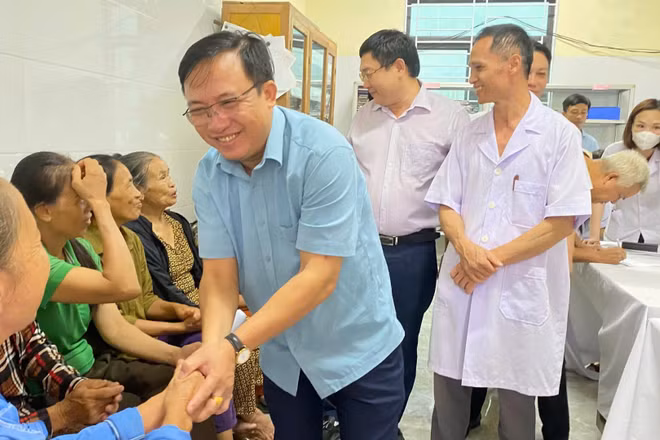 Đồng chí Hà Văn Đàn, Bí thư Đảng ủy xã Hương Phố, tỉnh Hà Tĩnh cùng đại diện ngành Y tế cơ sở, động viên người dân tham gia khám sức khỏe tại chương trình.